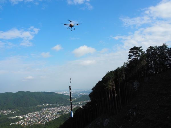 「ドローン」で鹿防止柵を荷上げ！